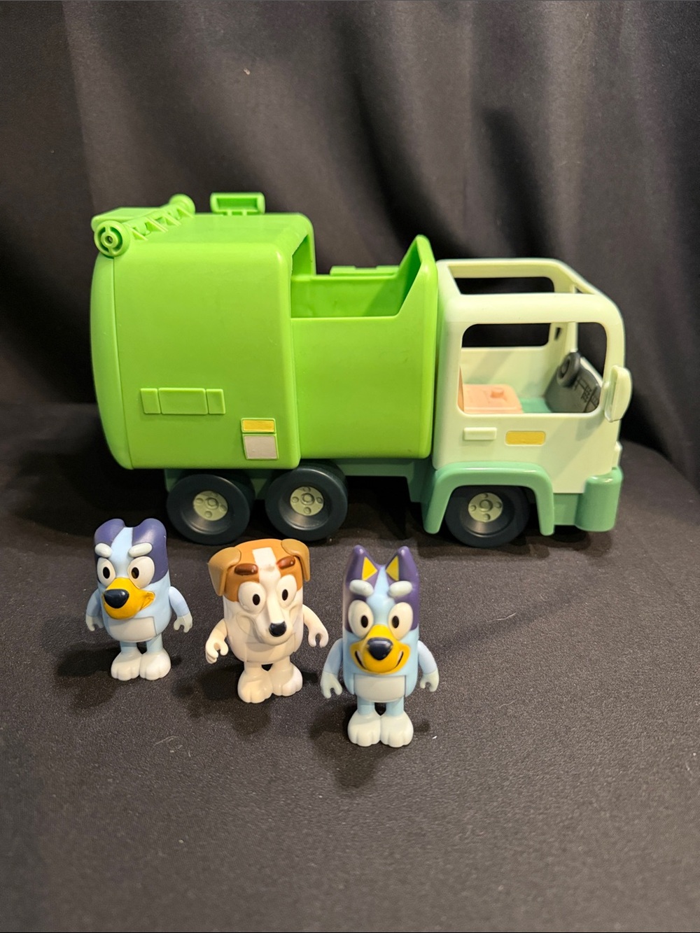 Bluey Garbage Truck & Bus~6 Figures - Picture 9 of 9